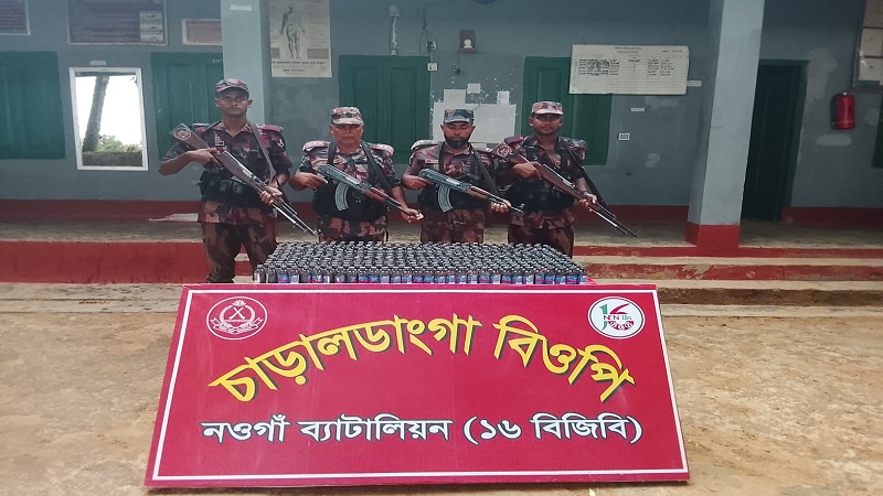 চাঁপাইনবাবগঞ্জ সীমান্তে বিজিবির পৃথক অভিযানে মাদক ও ভারতীয় স্মার্টফোন জব্দ